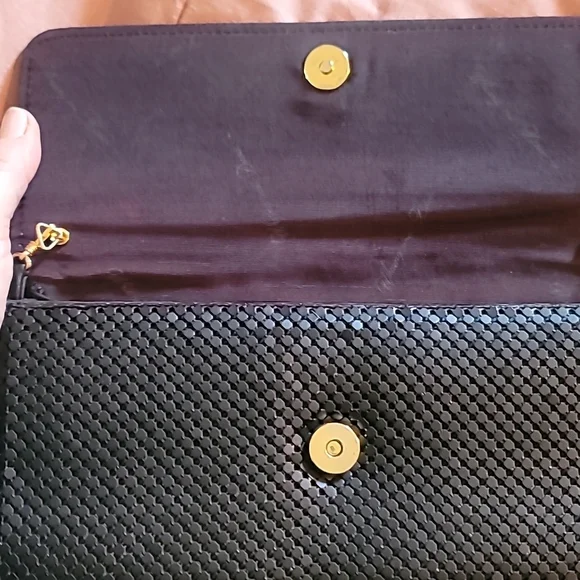 STUNNING WHITING AND DAVIS BLACK MATTE MESH CROSSBODY CLUTCH - Picture 9 of 16
